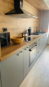Φωτογραφία από το άλμπουμ του Modern Apartment with Fireplace & Stylish Kitchen σε Kanfanar