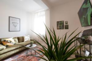 4 ELEMENTS - Luxury Family Apartments的电视和/或娱乐中心