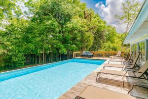 uma piscina com espreguiçadeiras ao lado de uma casa em Private Pool & Yard Mins to Dining & University em Mobile