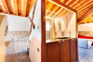 y baño con lavabo y espejo. en Casa Fumanal - Unique Property for up to 24, en Abizanda