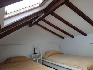 Un pat sau paturi într-o cameră la Palmela cozy