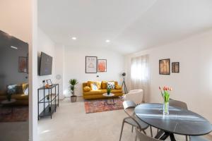 4 ELEMENTS - Luxury Family Apartments的休息区