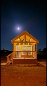 ein kleines gelbes Haus mit einem Mond am Himmel in der Unterkunft 073 Tiny Home nr Grand Canyon South Rim Sleeps 8 in Valle