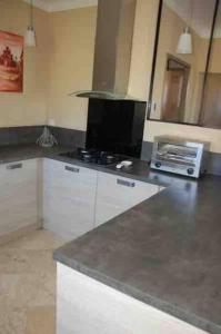 eine Küche mit Herd und Arbeitsplatte in der Unterkunft La villa castellas in Carpentras