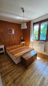 ein Schlafzimmer mit einem großen Bett und Holzboden in der Unterkunft Villa La Moraine in Thonon-les-Bains