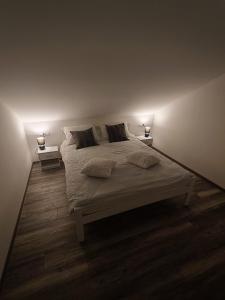 Apartment Loft في سيني: غرفة نوم بسرير كبير مع مواقف ليلتين