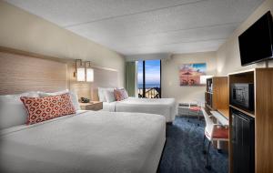 Televisyen dan/atau pusat hiburan di Surfside Beach Oceanfront Hotel