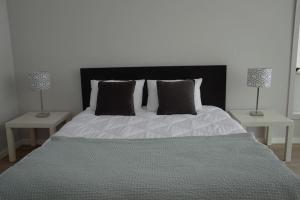 1 dormitorio con 1 cama grande y 2 mesitas de noche en EiraDouro - Casa Oliveira, 