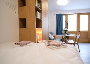 1 dormitorio con 1 cama y 1 mesa con sillas en Apartma Libris, en Koper