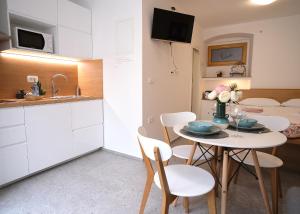 科佩尔Apartma Libris的厨房兼餐厅，配有桌椅