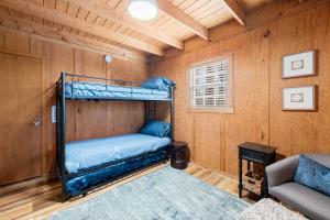Cette chambre dispose de lits superposés. dans l'établissement New Listing! By & By - 2 Bed, 1 Bath with Hot Tub, à Dahlonega
