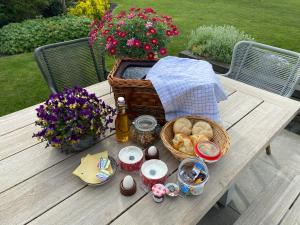 een picknicktafel met een mand met eten en eieren bij De Susel in Meppel
