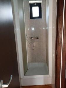 W łazience znajduje się prysznic ze szklanymi drzwiami. w obiekcie Le repaire des renards Vallée de Rabais w mieście Virton