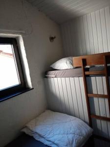 Habitación pequeña con 2 literas y ventana en Le repaire des renards Vallée de Rabais en Virton