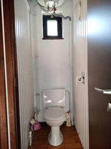niewielka łazienka z toaletą i oknem w obiekcie Le repaire des renards Vallée de Rabais w mieście Virton