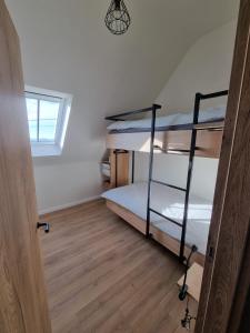 瓦圖的住宿－In de Voorstad Watou，客房设有两张双层床,铺有木地板。