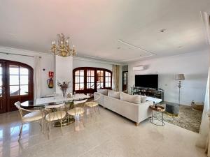 - un salon avec un canapé et une table dans l'établissement Villa Claudia - HEATED POOL by VV Canary Ocean Homes, à Puerto de Santiago