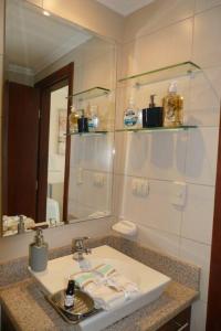 a bathroom with a sink and a mirror at Suite Jacuzzi Vista Río junto Hotel Wyndham 1 in Guayaquil