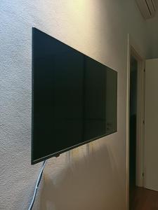 Elle comprend une télévision à écran plat suspendue au mur. dans l'établissement Masc 26, à Bologne