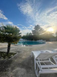 Swimming pool sa o malapit sa Mobil-Home au pied du Luberon