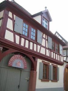 ein Gebäude mit einem Schild auf der Vorderseite in der Unterkunft Ferienhaus im Haus der Künste in Rhodt unter Rietburg