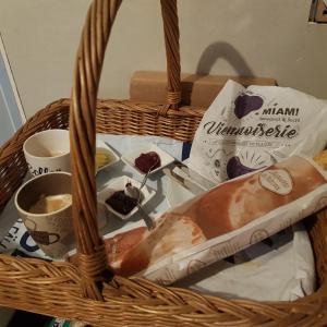 a basket with a table with bread and cups of coffee at Moin in Turckheim in Turckheim