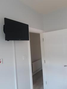 キラーニーにあるGreen Acres Guesthouse- Accommodation Onlyの薄型テレビ(ドレッサーの上に座る)