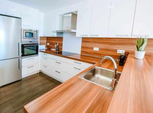 Kuchyň nebo kuchyňský kout v ubytování Apartamento exclusivo en primera línea de mar