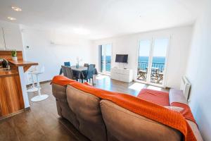 TV a/nebo společenská místnost v ubytování Apartamento exclusivo en primera línea de mar