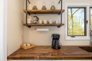 eine Kaffeemaschine auf einer Holztheke in einer Küche in der Unterkunft Relaxing 2-Master Suite Mountain Top - Fire Pit in New Market