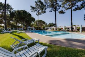 Bazén v ubytování PLANALTO - Cosy house for 4 in a private condo with pool at Vilamoura nebo v jeho okolí