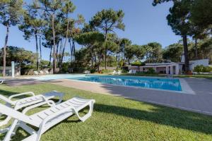 Bazén v ubytování PLANALTO - Cosy house for 4 in a private condo with pool at Vilamoura nebo v jeho okolí