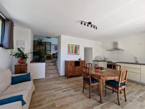 uma cozinha e sala de estar com mesa e cadeiras em Mon beau village em Lecques