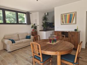 uma sala de estar com uma mesa e um sofá em Mon beau village em Lecques