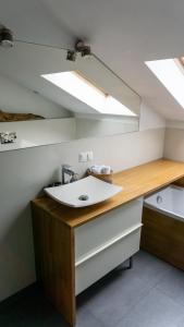 baño con lavabo en una habitación con techo en Loft w centrum Gliwic en Gliwice