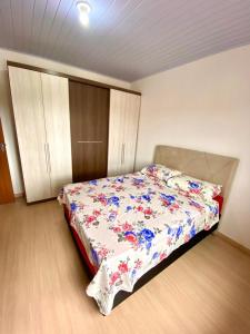 a bedroom with a bed in a room with cabinets at Sobrado Toledo in São Francisco de Paula +12 photos