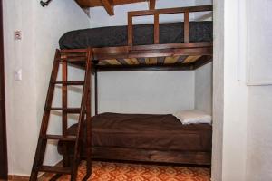 a couple of bunk beds in a room at Hotel Casa Autora 40 in Guanajuato