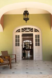梅里達的住宿－ConSentido Tamarindo，走廊上设有白色门和吊灯