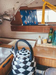 Кухня или кухненски бокс в Lady Blue Yacht in Nida