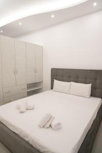 En eller flere senge i et værelse på Lenorman Apartments