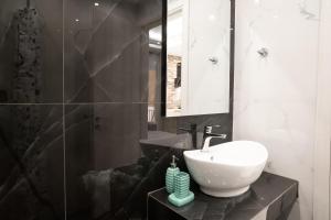 Et badeværelse på Lenorman Apartments + 43 billeder