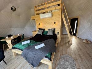 um quarto com uma cama numa tenda em Domek Kopułowy Ojców GLAMP, Apartament Delux, na wyłączność em Wola Kalinowska