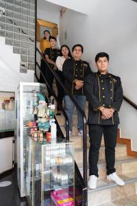 un groupe de personnes debout sur un escalier dans l'établissement Huanuco Pampa Suite, à Huánuco