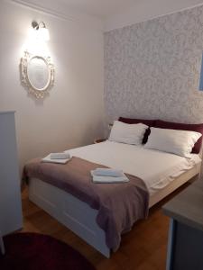 sypialnia z łóżkiem z dwoma ręcznikami w obiekcie Republicii Residence w Braszowie