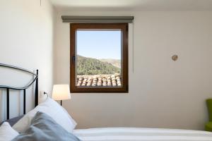 a bedroom with a window with a view of a mountain at Casa Rural Lavadero en Teresa in Ríos de Abajo