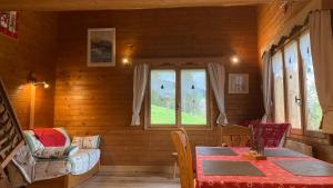 ノートル・ダム・ド・ベルコンブにあるChalets Savoie Les chalets d'Heidiのダイニングルーム(テーブル、ソファ、窓付)