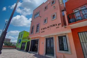 un bâtiment avec un panneau sur son côté dans l'établissement Hotel Casa Autora 40, à Guanajuato