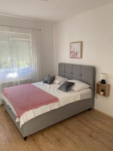 1 dormitorio con 1 cama grande en una habitación en Apartmani Gojko, en Biograd na Moru