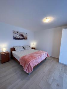 1 dormitorio con 1 cama grande y 2 mesitas de noche en Apartment Salov, en Trogir