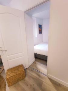 Pokój z sypialnią z łóżkiem i drzwiami w obiekcie Cosy Appartement 4P proche 12eme/Vincennes w mieście Charenton-le-Pont